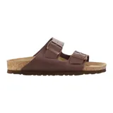 Sandalias Birkenstock Arizona, color marrón, con dos correas ajustables con hebillas metálicas cobrizas y plantilla anatómica de corcho y látex.