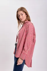 Camisa a rayas verticales rojas y blancas, de corte holgado y mangas largas con puños abotonados.