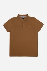Chomba color marrón con cuello clásico, tapeta de dos botones y logo estampado en el pecho.