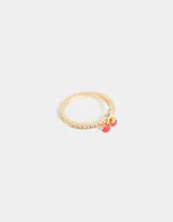 Anillo dorado con hilera de strass y dije colgante de cerezas rojas.