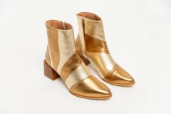 Botas cortas de cuero color dorado y plateado, con taco cuadrado de madera.