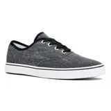Zapatillas urbanas grises con cordones negros, suela blanca con línea negra y cuello acolchado.
