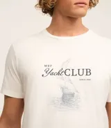Remera color crudo de corte clásico, con cuello redondo y mangas cortas. Estampado frontal con la frase "Yacht Club" y un dibujo de un velero.
