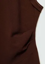 Vestido midi marrón sin mangas, con cuello redondo y corte evasé.