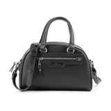 Cartera tipo baúl color negro, confeccionada en símil cuero graneado, con doble asa corta y correa larga regulable extraíble. Tiene cierre superior, bolsillo frontal con cierre, un bolsillo interno con cierre y un bolsillo interno abierto.