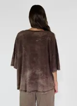 Remera color amarillo con cuello redondo y mangas cortas amplias, con detalle de botones en los laterales.