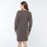 Vestido corto tejido de punto color marrón con cuello redondo y cierre parcial con botones. Ideal para lactancia.