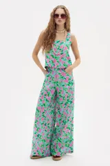 Pantalón palazzo de lino con estampado floral en tonos celeste, rosa y verde. Tiene cintura alta con elástico y bolsillos laterales.