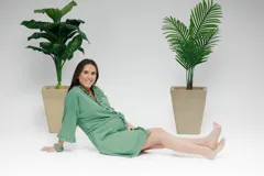 Bata kimono gris claro de algodón con volados en mangas y ruedo. Tiene mangas al codo y lazo de algodón para ajustar en la cintura.