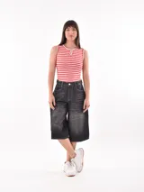 Musculosa roja con rayas horizontales blancas, cuello redondo con abertura en forma de gota y ribete blanco en cuello y sisas.