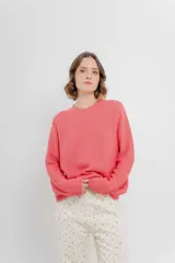 Sweater azul de punto medio, amplio, suave, con escote a la base y puños en mangas y en acabado inferior.