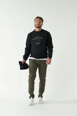 Buzo de felpa verde con logo estampado, de fit regular y escote redondo.