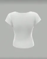 Top corto blanco de manga corta y escote cuadrado, con la palabra "Lover" estampada en rojo en la espalda.