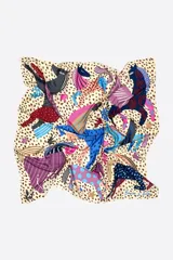Pañuelo cuadrado de la marca Bimba y Lola confeccionado en poliéster reciclado. Presenta un diseño artístico con fondo de animal print en tono beige y figuras de caballos y pegasos ilustrados en una paleta multicolor que incluye azul, violeta, rosado y bordó.