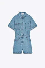 Mono corto de denim celeste, con cuello solapa, mangas cortas, bolsillos delanteros y traseros, cintura elastizada y cierre frontal con cremallera y botones metálicos.