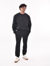 Pantalón de jogging gris melange, con cintura elástica ajustable con cordón y bolsillos laterales.