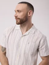 Camisa de hombre de manga corta con rayas verticales azules y blancas.