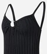 Vestido midi negro de microfibra con efecto punto, escote en V con adorno metálico redondo y breteles finos.