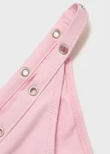 Pareo corto de crochet color crudo con ajuste de lazos laterales.