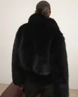 Saco de pelo negro con corte moderno y mangas largas, diseño oversize.