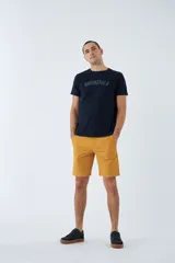 Bermuda de gabardina azul marino con logo bordado, bolsillos laterales y traseros, cierre con cremallera y botón, y presillas para cinturón.