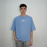 Remera celeste de algodón con cuello redondo y estampado en la espalda con el logo "Secret Company" y la frase "So if the son sets you free, you will be free indeed. Est. 2022".