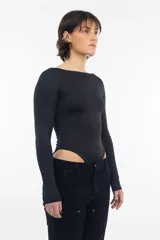 Body negro de algodón con escote barco y mangas largas.