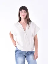Blusa color negro con escote en V y mangas cortas.