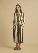 Vestido camisero fluido de rayas en tonos marrón y blanco, con manga larga, cierre frontal de botones y cinturilla con cordón.