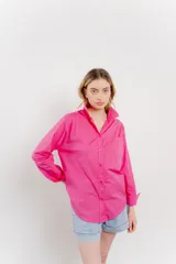 Camisa celeste de algodón, corte clásico, manga larga y cuello camisero.