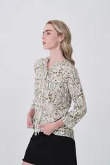 Camisa de manga larga con cuello mao y estampado paisley en tonos blanco, verde oliva y rosado. Presenta un calce holgado y bolsillos frontales.