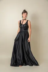 Vestido largo de fiesta negro, con corpiño de tul bordado y falda de satén liso. Incluye lazo de satén en la cintura.
