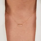 Conjunto de collar rígido y aros pequeños de oro amarillo 18k con brillantes incrustados.