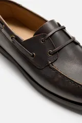 Zapato náutico de cuero marrón oscuro con efecto desgastado, forro y plantilla de cuero, horma redonda y suela a tono. Edición limitada.
