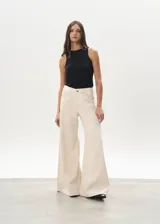 Pantalón de jean color crudo, de corte mega wide leg y tiro alto.