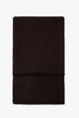 Bufanda rectangular color negro.