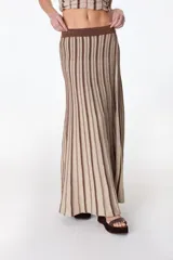 Falda midi tejida a rayas verticales en tonos celeste y azul, con cintura elástica y abertura lateral.