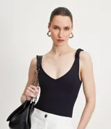 Body negro de media malla con escote en V y breteles medianos con elástico.