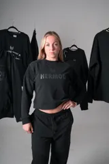 Buzo unisex negro, cómodo y versátil, ideal para entrenar. Cuenta con diseño exclusivo de Hermod y estampa en DTF.