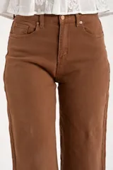 Jean de mujer color marrón, tiro medio, corte recto y largo al tobillo.