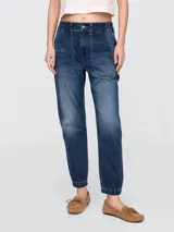 Pantalón jean de corte jogger con cintura elastizada y bolsillos laterales.