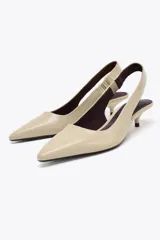 Zapato destalonado color beige con tira trasera elástica ajustable, punta fina y tacón kitten.