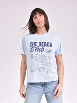 Remera celeste de algodón con estampado de flor y texto "Real View".