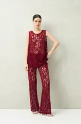 Top de encaje color borgoña sin mangas, con transparencias y diseño floral.