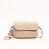 Bandolera color beige con correa ancha de tela con diseño geométrico.