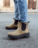 Bota de cuero color verde con diseño Chelsea y suela resistente.
