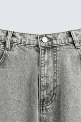 Pantalón de jean celeste con efecto lavado, corte relaxed fit y múltiples bolsillos cargo.