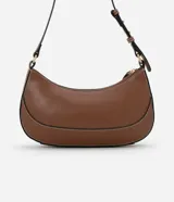 Bolso baguette pequeño color marrón con costuras en contraste color blanco. Tiene correa de hombro ajustable y cierre de cremallera.