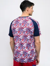 Remera de entrenamiento azul marino con detalles en blanco y rojo en los hombros y mangas. Incluye el logo de Umbro y el escudo del Club Nacional de Football en el pecho.