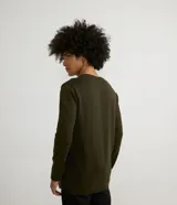 Buzo de punto color verde militar, de corte clásico y cuello redondo.
